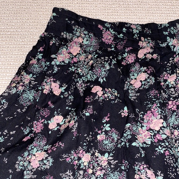 Urban Outfitters Black Floral Mini Skirt - Picture 2 of 4